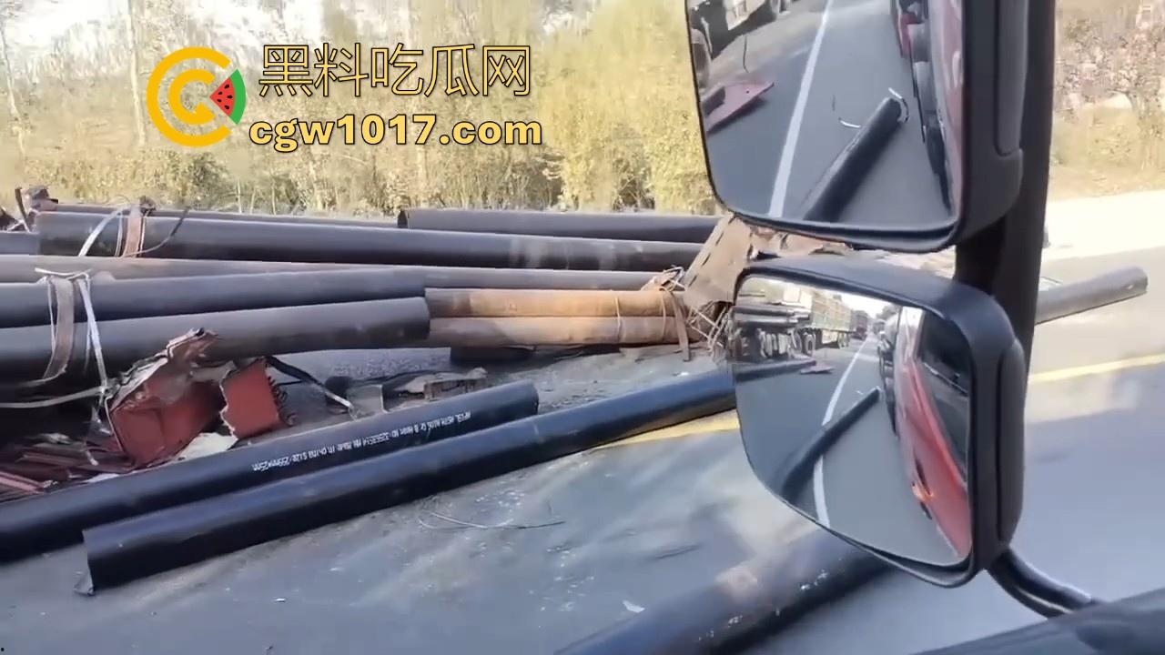 聊城高唐固河段发生重大车祸，大卡车拉钢管，一个急刹驾驶室都没了，好恐怖啊，不知道人有事没！  第3张