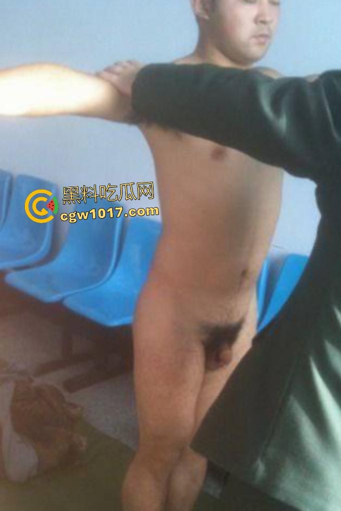 大学征兵体检，体检官直捅肛门，狐臭汗味成催情香水，体检官闻到都硬了，估计体检官是个gay吧！  第2张