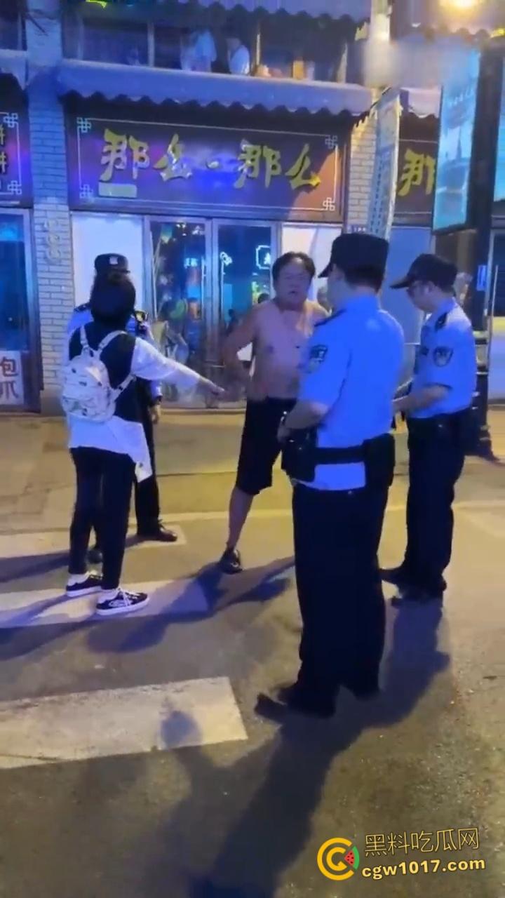 浙江金华万盛南街，油腻大叔被小仙女制服还扒掉衣服，还告知警察自己被猥亵，网友纷纷讨论是女的诬陷大哥 !  第7张