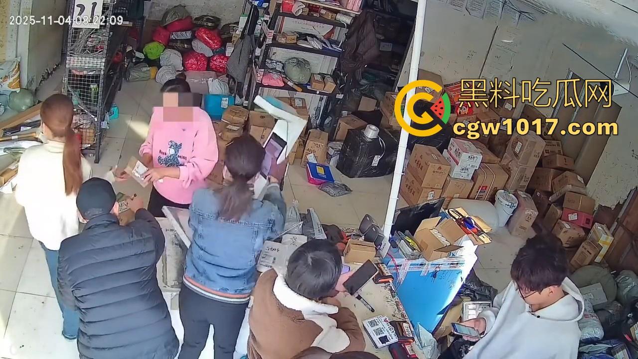 菜鸟驿站遭发疯女上门滋事，怒砸打骂，现场发疯耍赖，警察上门及时带走，经济下行妖魔鬼怪都出来了！  第2张