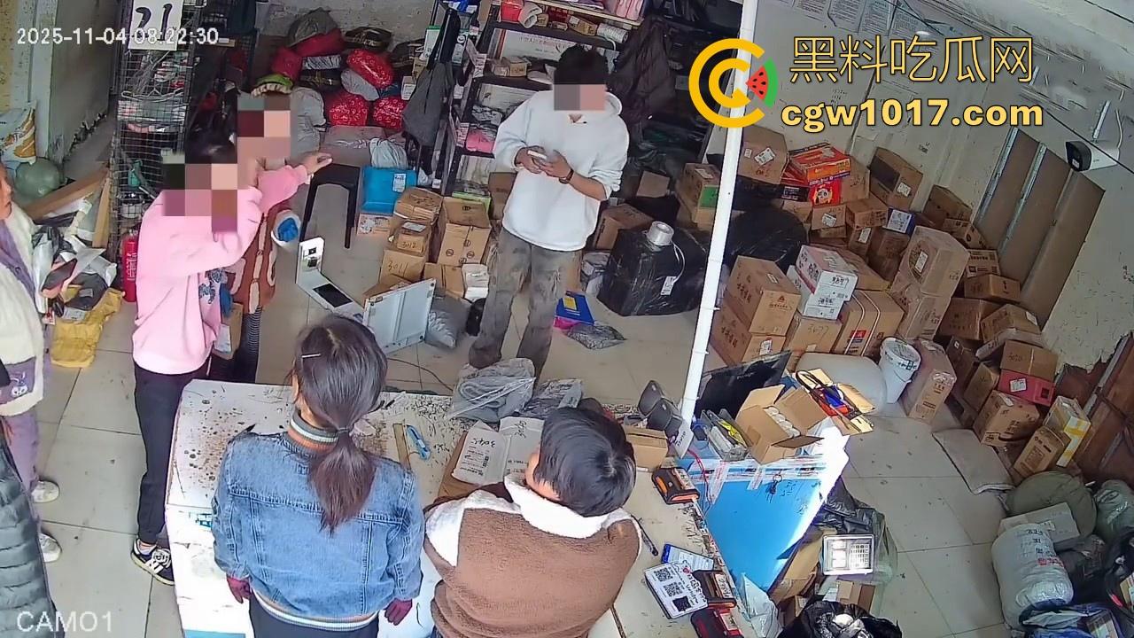 菜鸟驿站遭发疯女上门滋事，怒砸打骂，现场发疯耍赖，警察上门及时带走，经济下行妖魔鬼怪都出来了！  第3张