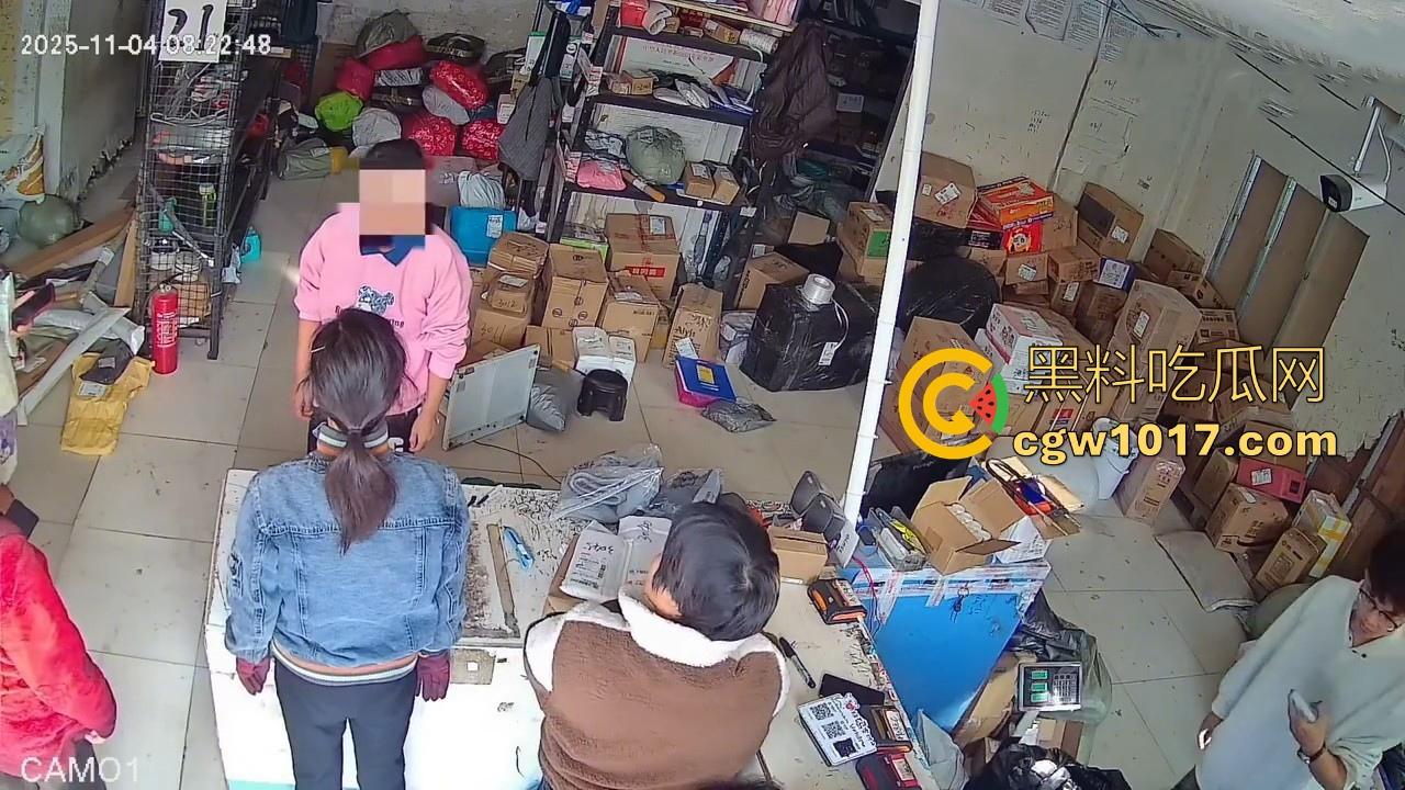 菜鸟驿站遭发疯女上门滋事，怒砸打骂，现场发疯耍赖，警察上门及时带走，经济下行妖魔鬼怪都出来了！  第4张