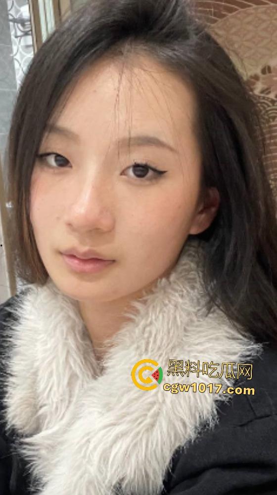 北京大学【王凌凌】，从没尝过18厘米巨屌，躺吃深喉享受，被男友掐脖猛草内射，素吃腻了来点肉也不错！  第1张