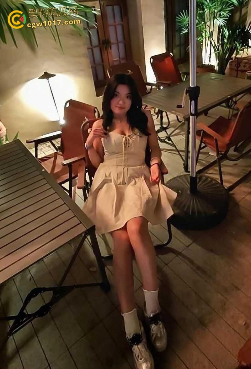 青岛巨乳良妻【许清栀】，圣诞制服装扮情趣猫耳，与情夫偷情约炮，吊带美乳女上骑乘，自拍露脸骚态尽显！  第3张