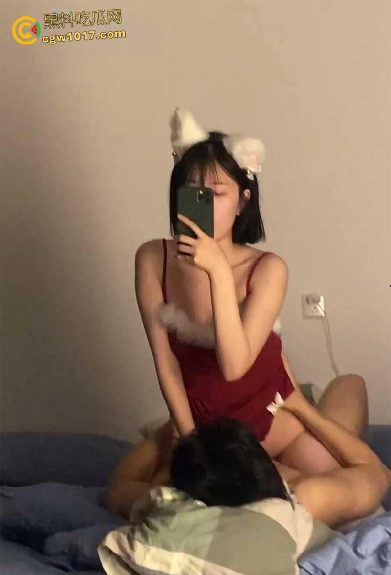 青岛巨乳良妻【许清栀】，圣诞制服装扮情趣猫耳，与情夫偷情约炮，吊带美乳女上骑乘，自拍露脸骚态尽显！  第4张