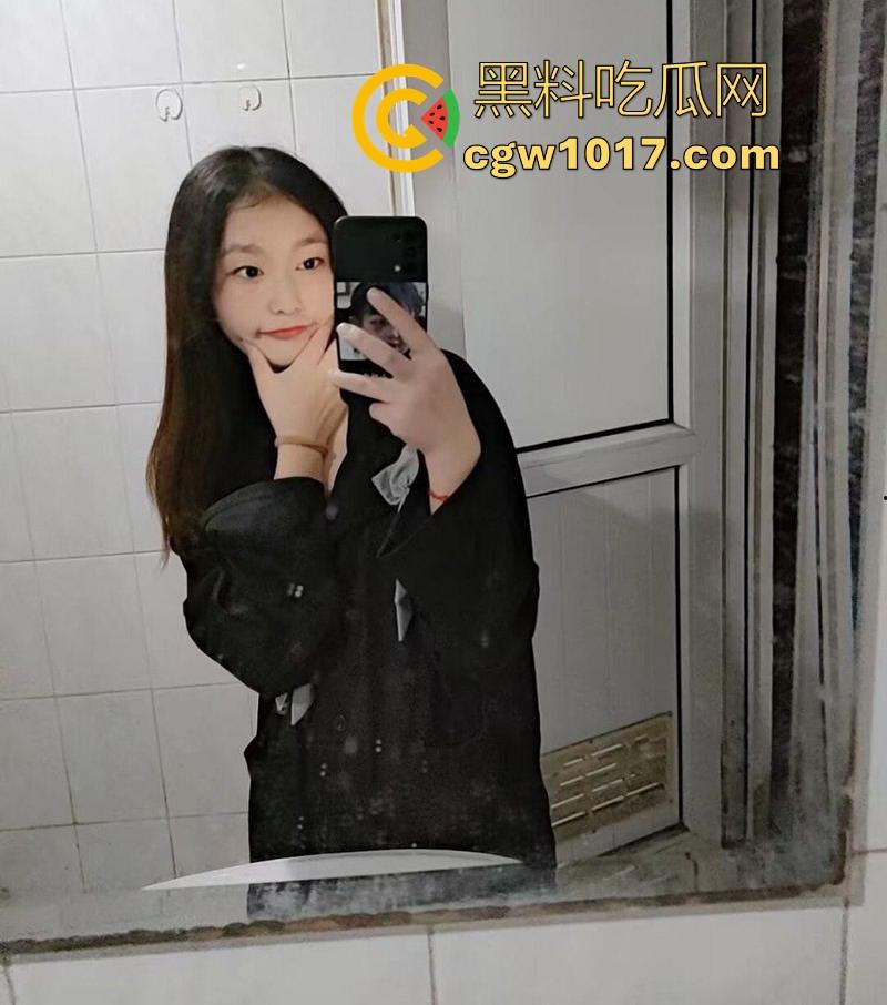 湘潭大学清纯反差学妹【林玮君】跟男友做爱视频曝光，纤指探粉嫩骚穴，雪臀高翘后入猛插，从嫩妹到炮架的转变！  第3张