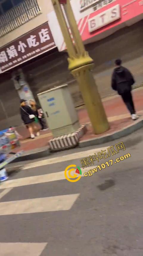 精神小伙街头血战，手起刀落、血洒狂风，勇敢如电影英雄，但残酷如恶魔猛兽，惹不起的狂野疯子！  第2张