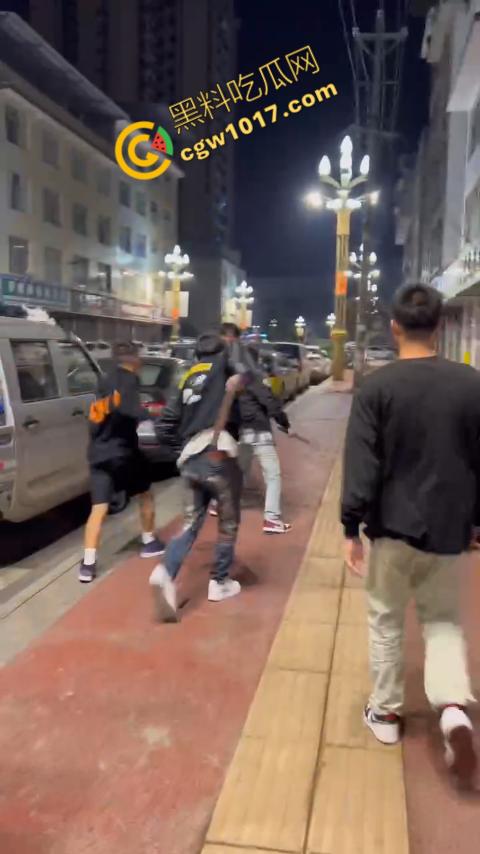 精神小伙街头血战，手起刀落、血洒狂风，勇敢如电影英雄，但残酷如恶魔猛兽，惹不起的狂野疯子！  第5张