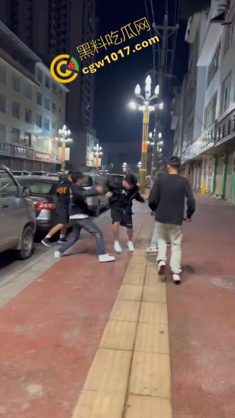 精神小伙街头血战，手起刀落、血洒狂风，勇敢如电影英雄，但残酷如恶魔猛兽，惹不起的狂野疯子！  第7张