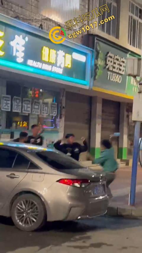 精神小伙街头血战，手起刀落、血洒狂风，勇敢如电影英雄，但残酷如恶魔猛兽，惹不起的狂野疯子！  第9张