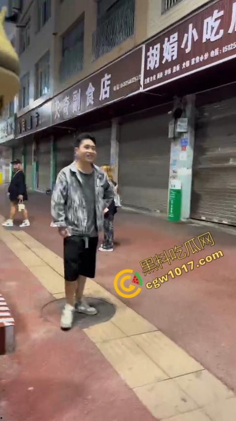 精神小伙街头血战，手起刀落、血洒狂风，勇敢如电影英雄，但残酷如恶魔猛兽，惹不起的狂野疯子！  第3张