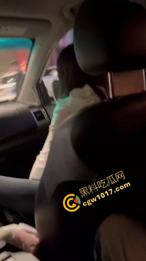 精神小伙街头血战，手起刀落、血洒狂风，勇敢如电影英雄，但残酷如恶魔猛兽，惹不起的狂野疯子！  第1张