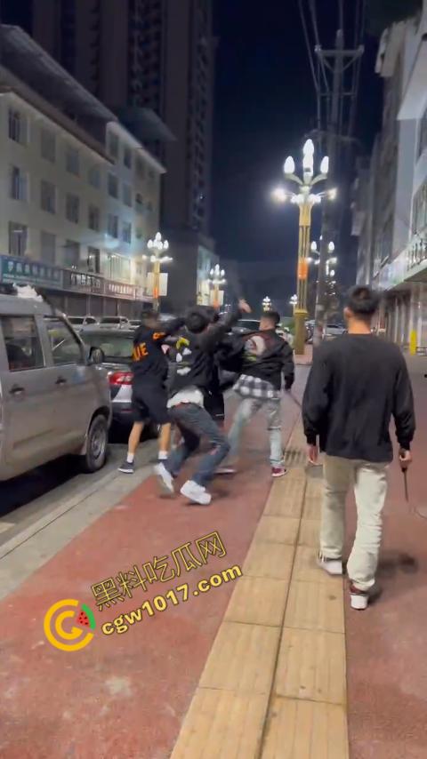 精神小伙街头血战，手起刀落、血洒狂风，勇敢如电影英雄，但残酷如恶魔猛兽，惹不起的狂野疯子！  第6张