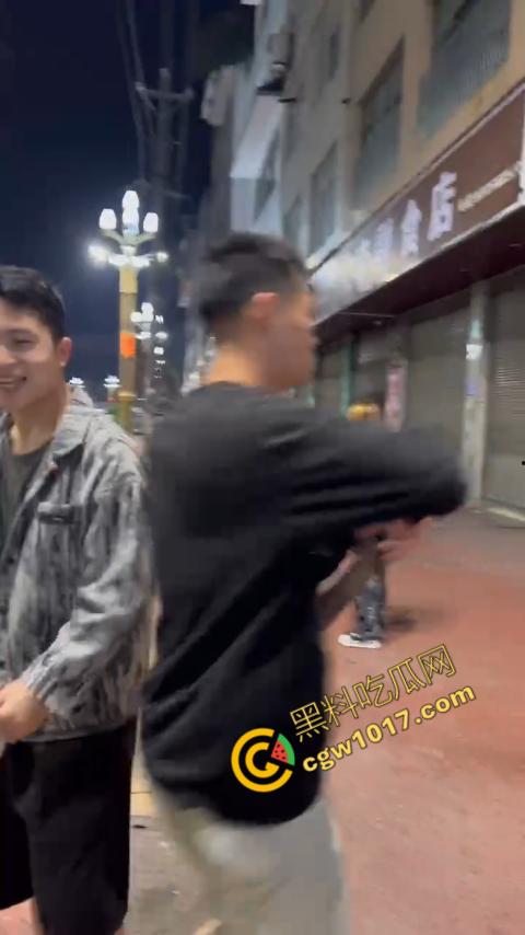精神小伙街头血战，手起刀落、血洒狂风，勇敢如电影英雄，但残酷如恶魔猛兽，惹不起的狂野疯子！  第4张