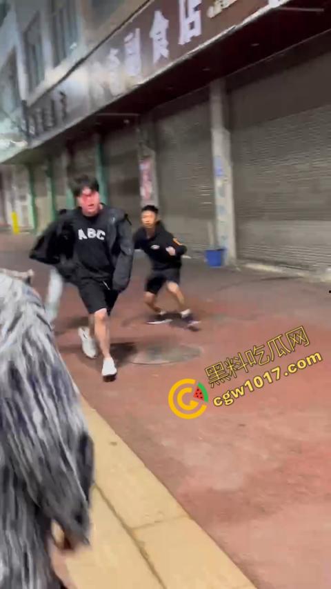 精神小伙街头血战，手起刀落、血洒狂风，勇敢如电影英雄，但残酷如恶魔猛兽，惹不起的狂野疯子！  第8张