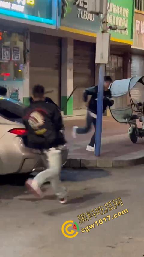 精神小伙街头血战，手起刀落、血洒狂风，勇敢如电影英雄，但残酷如恶魔猛兽，惹不起的狂野疯子！  第10张