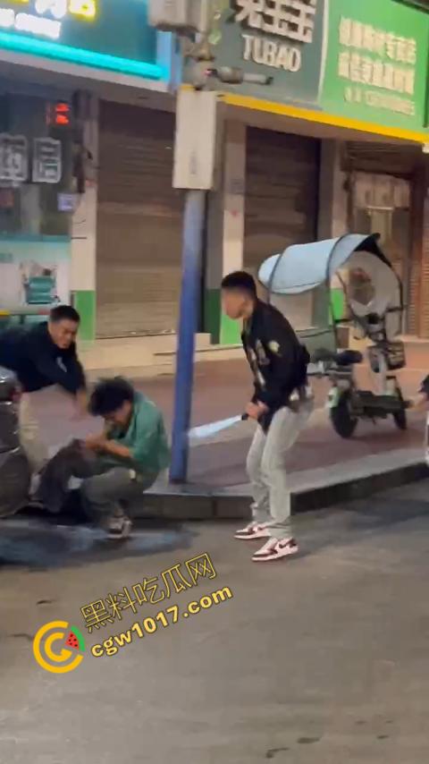 精神小伙街头血战，手起刀落、血洒狂风，勇敢如电影英雄，但残酷如恶魔猛兽，惹不起的狂野疯子！  第11张