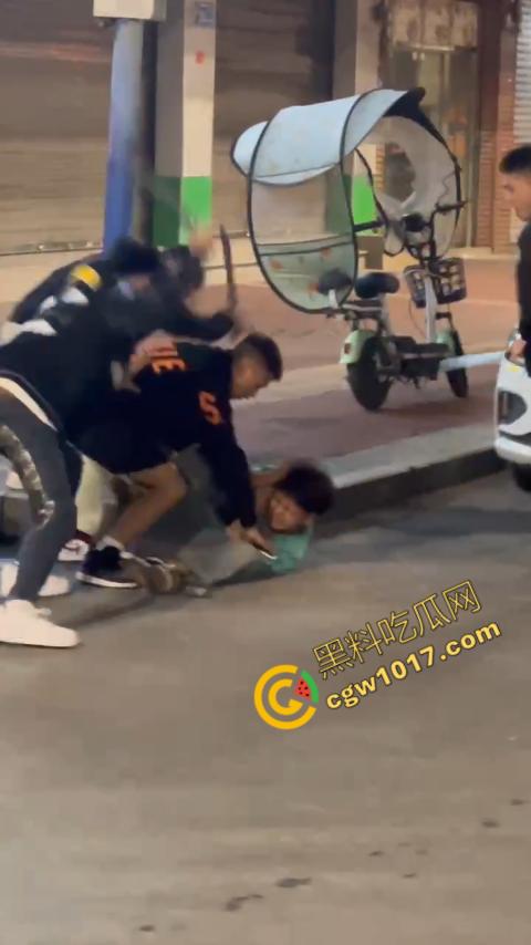 精神小伙街头血战，手起刀落、血洒狂风，勇敢如电影英雄，但残酷如恶魔猛兽，惹不起的狂野疯子！  第12张