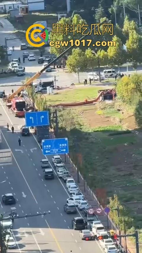 长春工地施工挖天然气挖出尸体，现场道路被封闭起来，怕是杀人灭口，抛死野外的，具体情况还得等待官方！  第3张