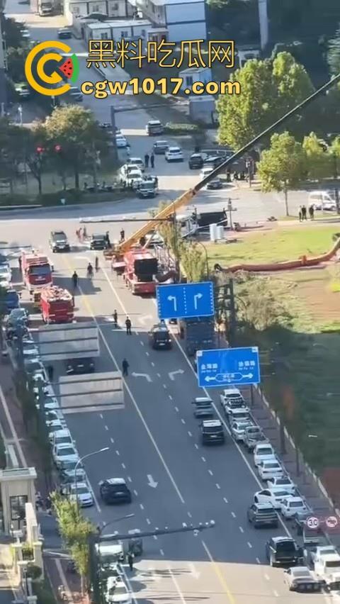 长春工地施工挖天然气挖出尸体，现场道路被封闭起来，怕是杀人灭口，抛死野外的，具体情况还得等待官方！  第4张