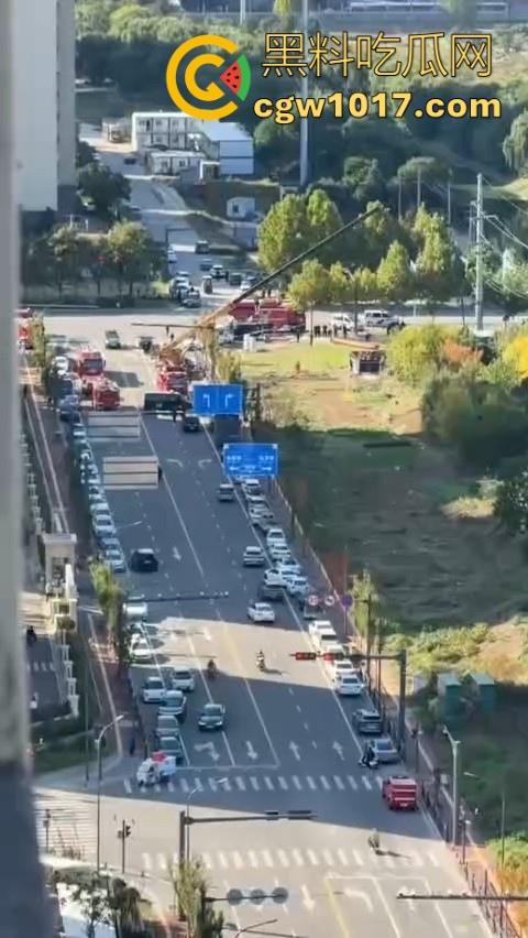 长春工地施工挖天然气挖出尸体，现场道路被封闭起来，怕是杀人灭口，抛死野外的，具体情况还得等待官方！  第5张