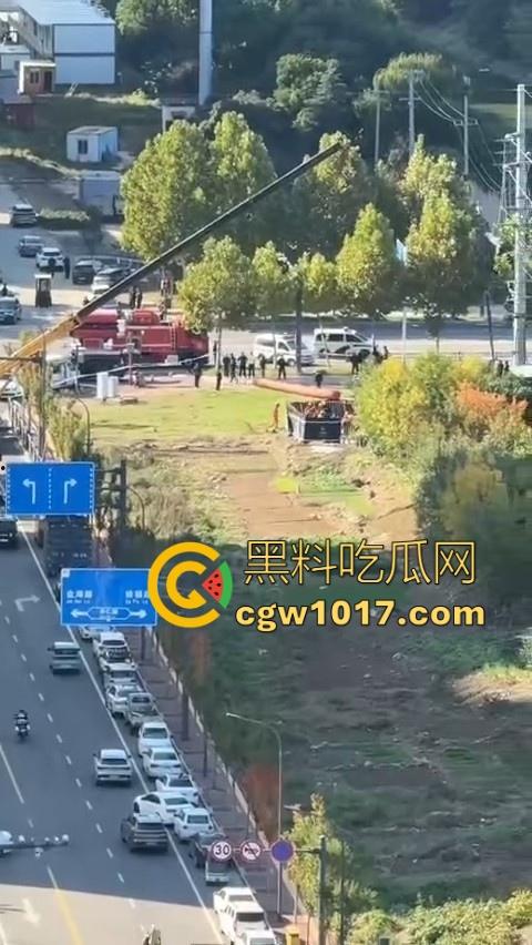 长春工地施工挖天然气挖出尸体，现场道路被封闭起来，怕是杀人灭口，抛死野外的，具体情况还得等待官方！  第6张