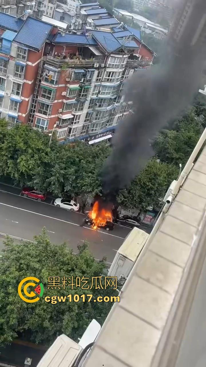 四川绵阳江油又是汽车自燃，期间还多次发生爆炸，把旁边路边停放的车都波及到了，路边车车主一起床天塌了！  第4张