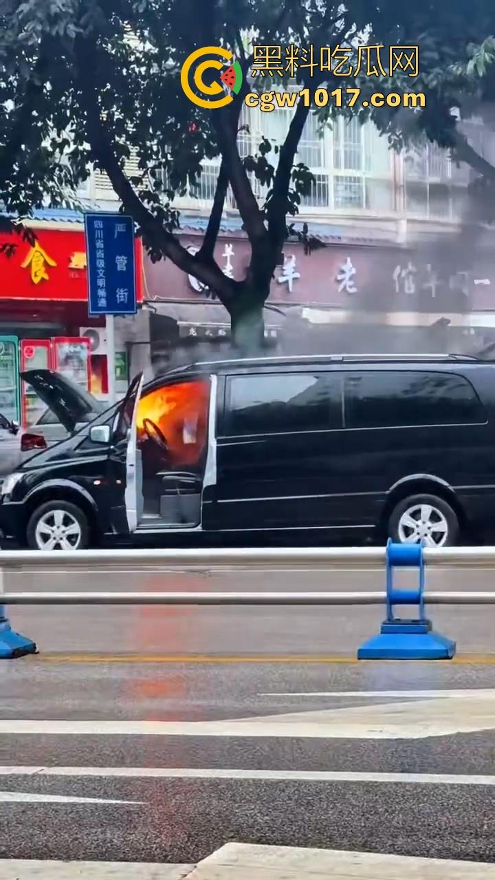 四川绵阳江油又是汽车自燃，期间还多次发生爆炸，把旁边路边停放的车都波及到了，路边车车主一起床天塌了！  第7张
