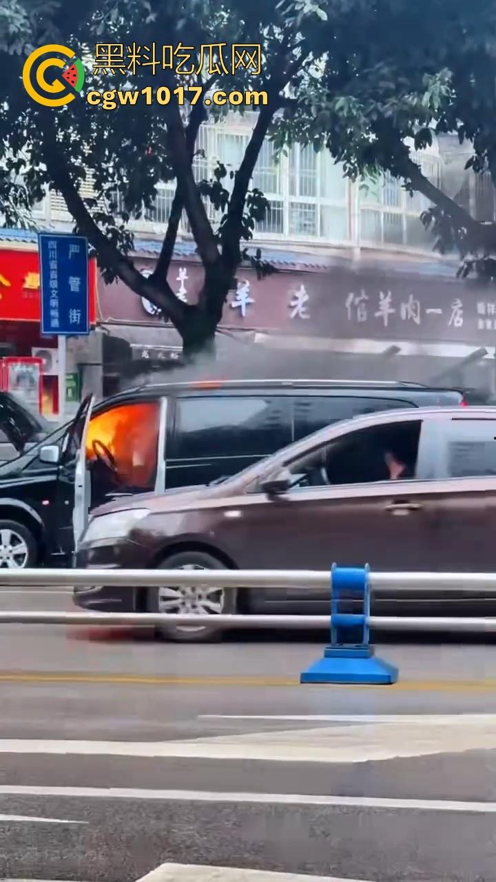 四川绵阳江油又是汽车自燃，期间还多次发生爆炸，把旁边路边停放的车都波及到了，路边车车主一起床天塌了！  第8张