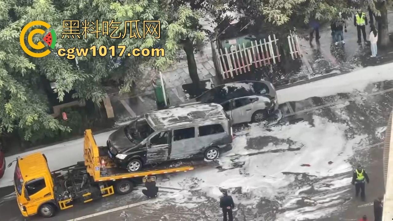四川绵阳江油又是汽车自燃，期间还多次发生爆炸，把旁边路边停放的车都波及到了，路边车车主一起床天塌了！  第9张