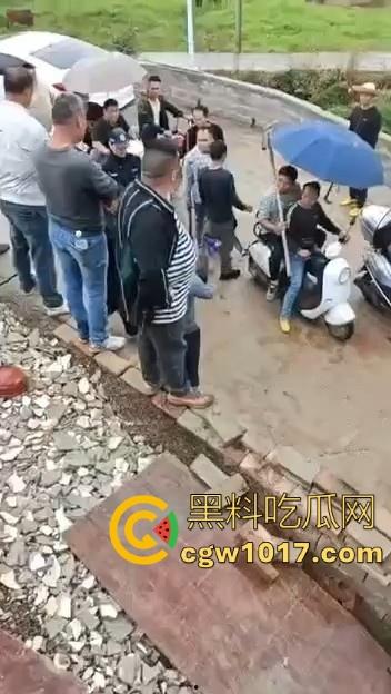 世仇两村大型械斗！仇人见面分外眼红，警察现场拦都拦不开，村民抄起家伙就上，堪比古惑仔砍人！  第1张