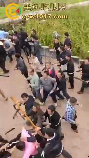 世仇两村大型械斗！仇人见面分外眼红，警察现场拦都拦不开，村民抄起家伙就上，堪比古惑仔砍人！  第6张