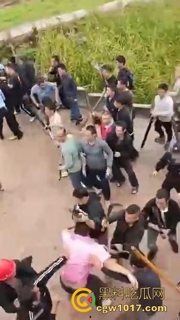 世仇两村大型械斗！仇人见面分外眼红，警察现场拦都拦不开，村民抄起家伙就上，堪比古惑仔砍人！  第7张