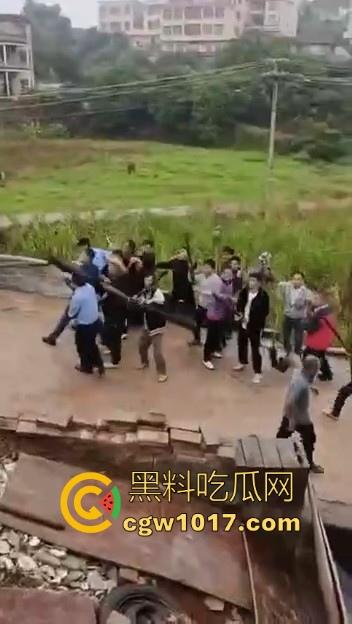 世仇两村大型械斗！仇人见面分外眼红，警察现场拦都拦不开，村民抄起家伙就上，堪比古惑仔砍人！  第8张