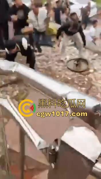 世仇两村大型械斗！仇人见面分外眼红，警察现场拦都拦不开，村民抄起家伙就上，堪比古惑仔砍人！  第9张