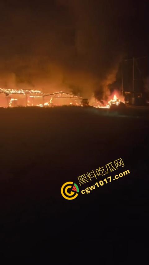 宁德突发火灾！渔船连环暴燃，火舌腾空，夜间被烈焰吞噬殆尽，惊险一刻令人心神俱裂！  第1张