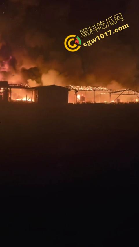 宁德突发火灾！渔船连环暴燃，火舌腾空，夜间被烈焰吞噬殆尽，惊险一刻令人心神俱裂！  第2张