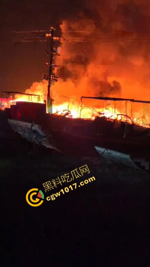 宁德突发火灾！渔船连环暴燃，火舌腾空，夜间被烈焰吞噬殆尽，惊险一刻令人心神俱裂！  第4张