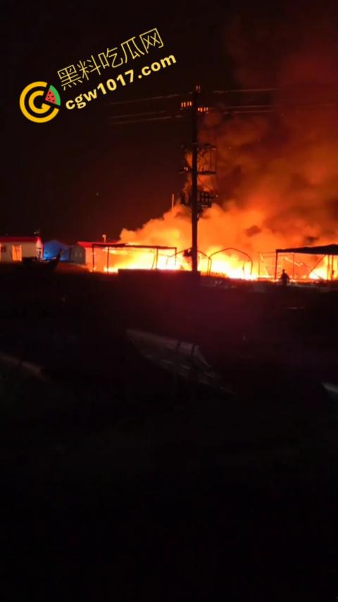 宁德突发火灾！渔船连环暴燃，火舌腾空，夜间被烈焰吞噬殆尽，惊险一刻令人心神俱裂！  第5张