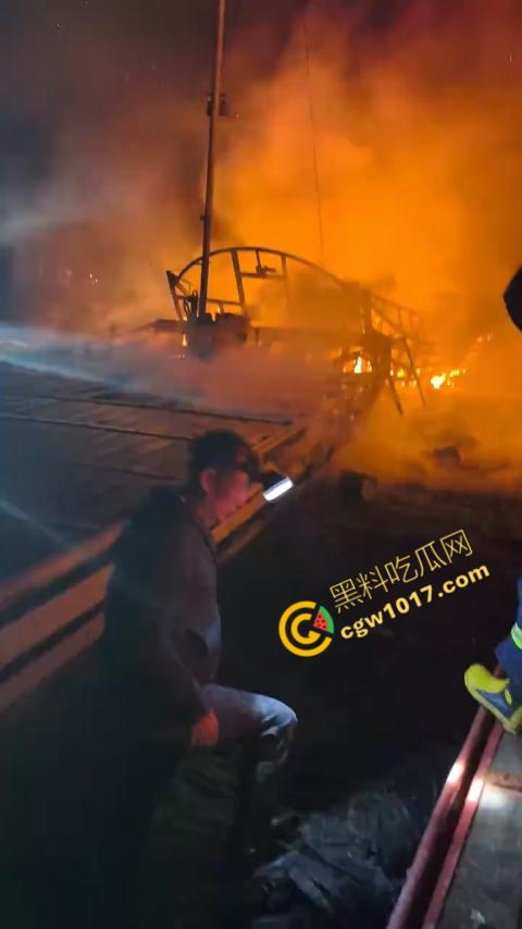 宁德突发火灾！渔船连环暴燃，火舌腾空，夜间被烈焰吞噬殆尽，惊险一刻令人心神俱裂！  第6张