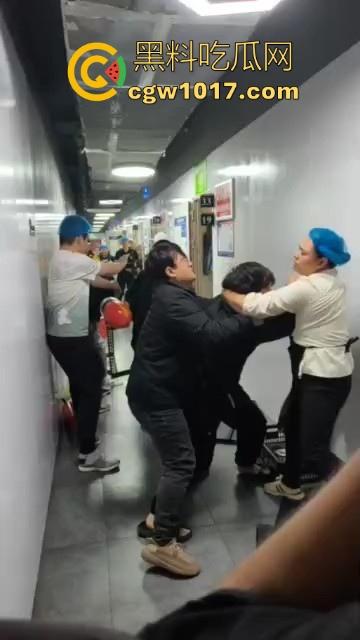 21世纪外卖员经典战役，美饿大战、出餐口大战后厨等等名场面，当今社会最不好惹的一群人，生死看淡不服就干！  第1张