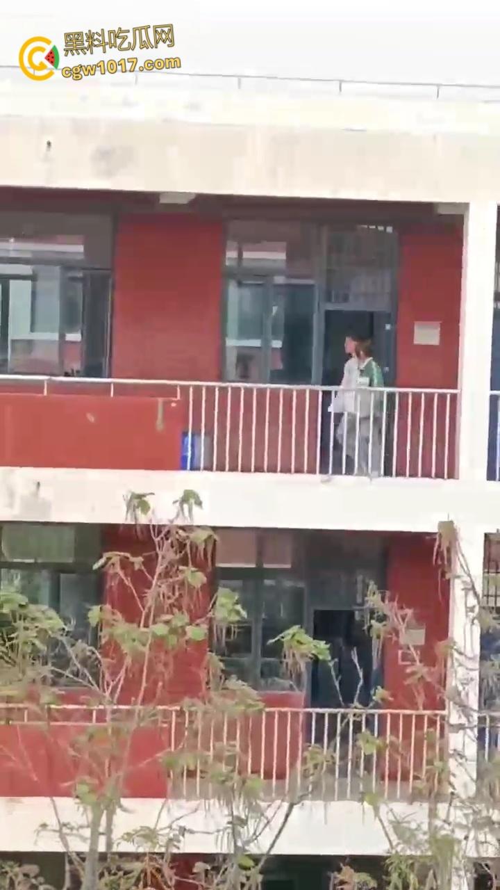 宁夏银川永宁回民高级中学，高一情侣午休时间楼梯间打炮，趴在窗户上无套后入，小小年纪如此大胆了  第1张