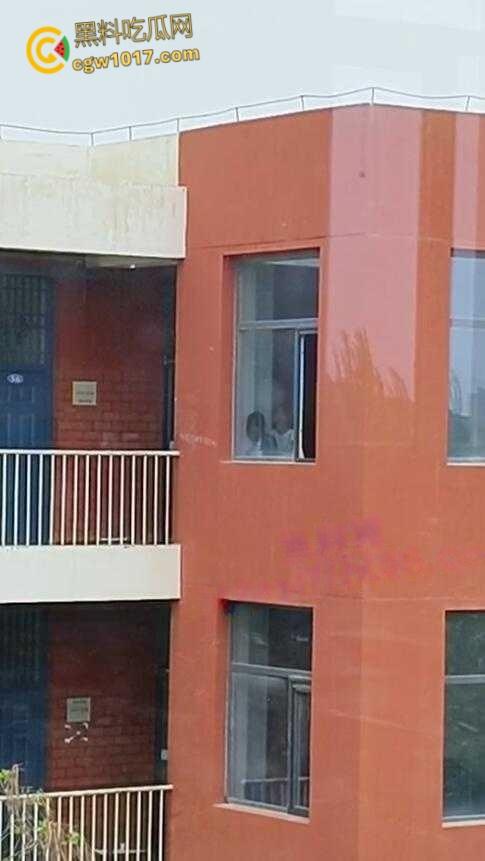 宁夏银川永宁回民高级中学，高一情侣午休时间楼梯间打炮，趴在窗户上无套后入，小小年纪如此大胆了  第6张
