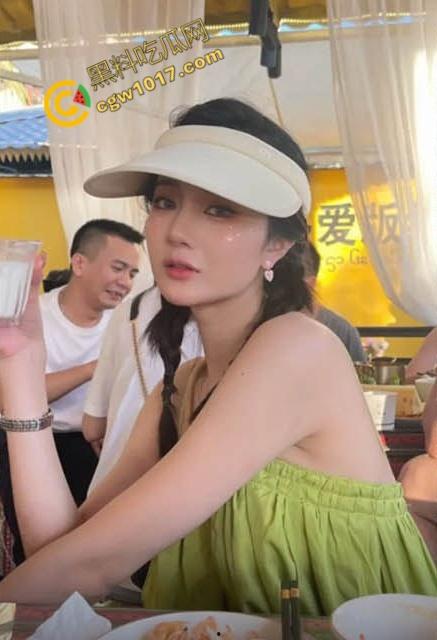 辽源巴卤社火锅店老板娘私下嗜好多人乱交，绿帽老公分享骚照，性感骚穴被无套爆操，白浆横流，淫靡不堪！  第2张