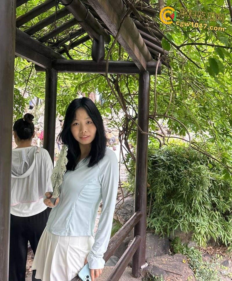 苏州清纯嫩妹【冉茹】，隐瞒男友下海卖淫，口交深喉业务熟练，白虎骚穴紧夹肉棒，骑乘榨精美乳摇晃！  第3张