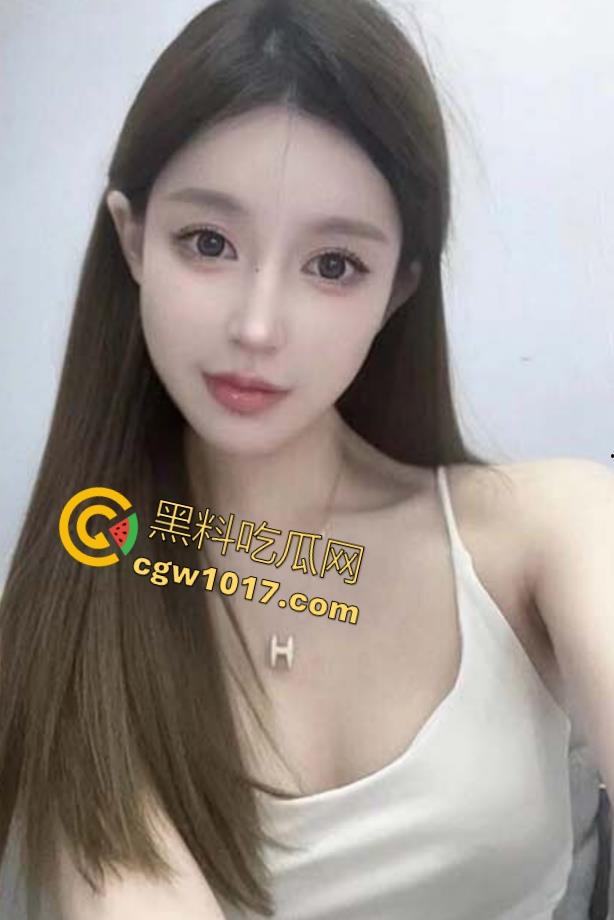 寂寞美女独守空房，早起想要忍不住在被窝里偷偷自摸，不是姐妹直接不看片就来吗？干扣逼啊！  第1张