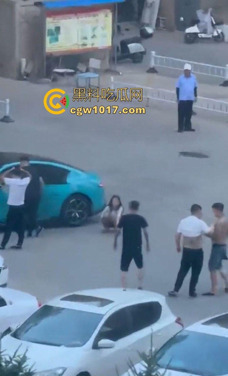 蓝色小米SU7男同野战视频曝光，光天化日俩男在车头大战，后入翘臀猛怼狂干，完全无视围观人异样眼光，小米SU7车震首选！  第6张