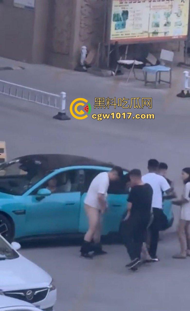 蓝色小米SU7男同野战视频曝光，光天化日俩男在车头大战，后入翘臀猛怼狂干，完全无视围观人异样眼光，小米SU7车震首选！  第7张