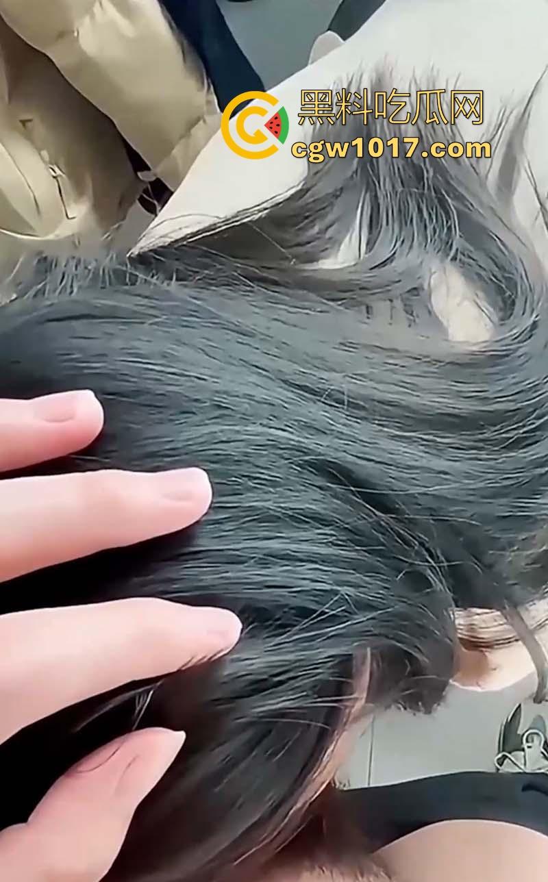 带嫂子买衣服,更衣室看见她完美的身材，没忍住在里面干了起来，骚穴湿漉漉鸡巴无套直接顶进嫩穴！  第7张