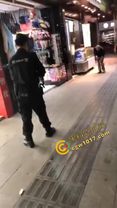 广州大街惊魂时刻：男子持刀疯狂输出，警察无奈拔枪射击，鲜血四溅，万人围观，刀客终于倒下！  第2张